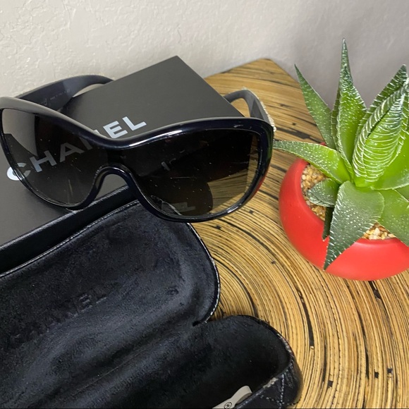 Chanel Black & White Tweed Sunglasses - Picture 5 of 12